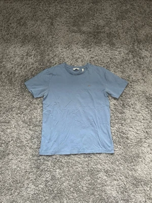 Ljusblå basic t-shirt från Gant - En stilren ljusblå t-shirt från Gant i storlek 176cm≈Xs och säljs för 100kr!