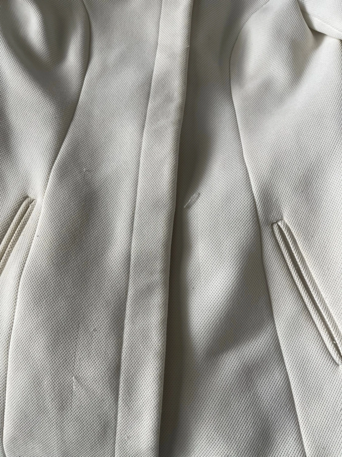 Vit kappa från Jacqueline de Yong - 2