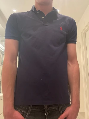 Mörkblå pikétröja från Ralph Lauren - Ralph lauren pike | strl M | pris 229 | skick 10/10 | Skriv vid den minsta lilla fundering!