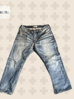 Blå raka jeans från Acne(Fades!!!) - Sjukt bra fades!!!Ett par klassiska blå jeans från Acne med rak passform och slitna detaljer. Jeansen har fem fickor, ljus tvätt och synliga sömmar. Perfekta för en avslappnad och trendig look. Measurements +-1cm waist:43 inseam:67