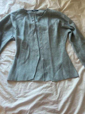 Ginatricot tröja - En figursydd kofta från Gina tricot som aldrig är använd. Den är i strl S💕