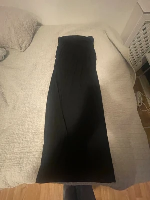 Långkjol - Säljer en svart tajt långkjol som är ”rusched” vid höften. Mjukt och skönt material! 
