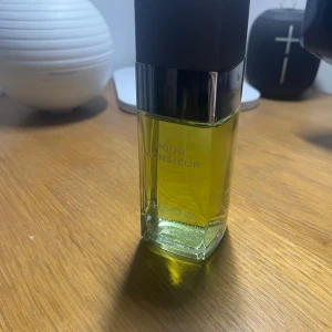Chanel Pour Monsieur parfym - Chanel Pour Monsieur är en klassisk herrparfym i en stilren, rektangulär glasflaska med svart och silverfärgat lock. Parfymen har en ljusgul nyans och flaskan har tydlig Chanel-logga framtill. Perfekt för dig som gillar eleganta och tidlösa dofter. Endast test sprayad, ingen låda till. I princip full, 100ml.