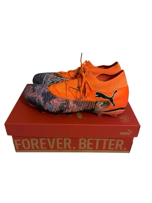 Orangea Puma fotbollsskor - Säljer ett par grymma orangea fotbollsskor från Puma. Helt oanvända, nypris 1700 men jag säljer 900