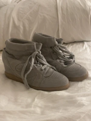 Isabel marant liknande skor - Skitsnygga skor som ser nästan exakt ut som de från Isabel marant. Det är mocka liknande material och klack. Köpta på vinted och säljer för att ja inte använder de längre❣️strlk 38 men passar även större skulle jag säga som själv har 37-38. Hör av er vid frågor! Pris går att diskutera vid snabb affär☺️