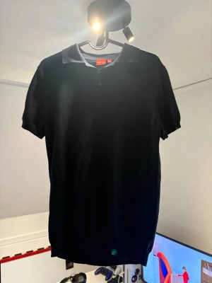 Marinblå pikétröja från ryvls - Stilren Marinblå piké från ryvls