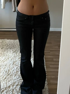 Lågmidjade skinnbyxor - Svarta lågmidjade skinnbyxor från Lager 157. Använda nån enstaka gång så som nya. Nypris 400kr. Långa på mig som är 168cm. Säljer då dom inte kommer till användning. Tryck gärna på köp nu. 