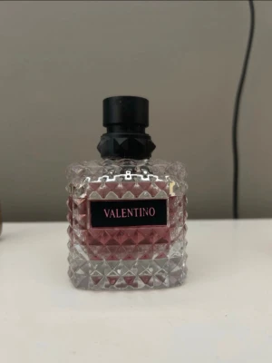 Valentino Bron In Roma Parfym - Säljer nu min valentino born in roma parfym som jag inte längre använder. Ungefär 75% kvar.  Den har varit med ett tag så förpackningen har lite defekter, bortsett från förpackningen är parfymen som ny. Nypris ligger runt 1500kr för 100ml. Pris kan diskuteras 