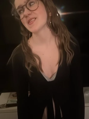 Väldigt autistisk apa väldigt bra kvalitet  - En väldigt användbar apa från Stockholm, matas med chicken Nuggets och barbecue sås. Gillar inte jobbiga små barn