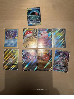 Pokémonkort holografisk samling pris kan diskuteras  - En samling Pokémonkort med holografisk yta, bland annat Dark Gyarados, Voltorb, Clefairy, Butterfree, Mimikyu, Genesect, Electrode och Mewtwo. Korten har färgstarka illustrationer och är tryckta på klassiskt samlarkortmaterial. Perfekt för dig som gillar Pokémon och samlarkort.