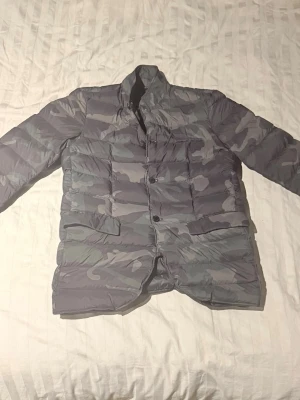 Zadig&Voltaire  - Säljer min zadig Voltaire jacka då jag inte vill ha den längre, inga tecken på användning och passar dig som är mellan 180-185, skriv för fler bilder eller frågor