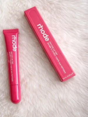 Rhode Peptide Lip Tint Guava Spritz - Rhode Peptide Lip Tint I färgen Guava Spritz, 🩷 endast testad på handen annars är den helt ny! 