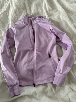 Ljuslila träningsjacka - Snygg ljuslila träningströja med hel dragkedja framtill och två fickor med dragkedja. Liknar Lululemon🍋Jackan har lång ärm och en enkel, sportig design som passar perfekt till vår och sommar.💜🌸