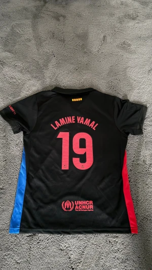 Barcelona Tröja - Helt oanvänd Barcelona tröja med Lamine Yamal på ryggen, 