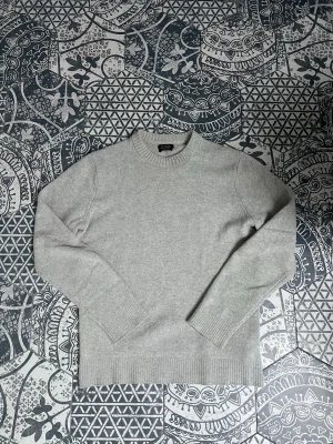 Massimo Dutti - Stickad Tröja - Grymt skön ljusgrå stickad tröja från Massimo Dutti! | Mycket fint skick! Nopprar bort vid köp! | Storlek M | Vid frågor eller funderingar finns jag i DM! 📩 Mvh CVB Closet