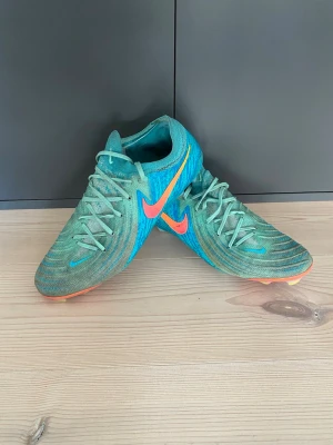 Nike Phantom Elite  - Tjena, säljer ett par Nike Phantom Elite i väldigt fint skick. Storlek 42,5 och nypris på ca 3000kr. Mitt pris 899kr, hör av er vid frågor!
