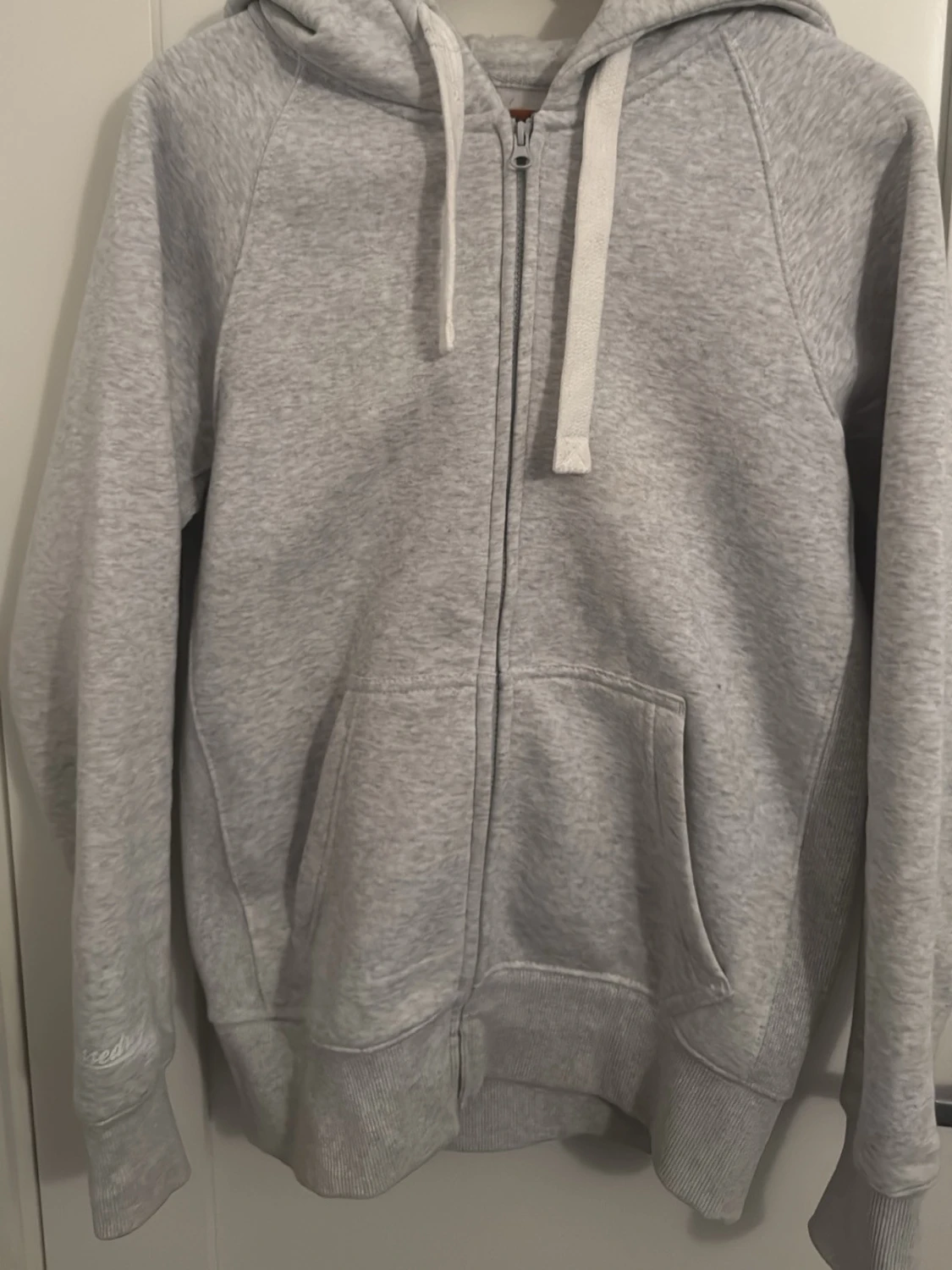 Ljusgrå zip hoodie från Resteröds