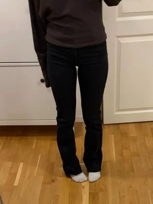 Svarta Bootcut Jeans Highrise - Säljer mina Svarta jeans från Lindex i modellen ”Mira” i strl 34 💕 Säljer då de inte kommer till användning längre. Se mått på bild 4. Köpta för 799kr🌟 Skriv vid frågor! Pris kan diskuteras vid snabb affär💫