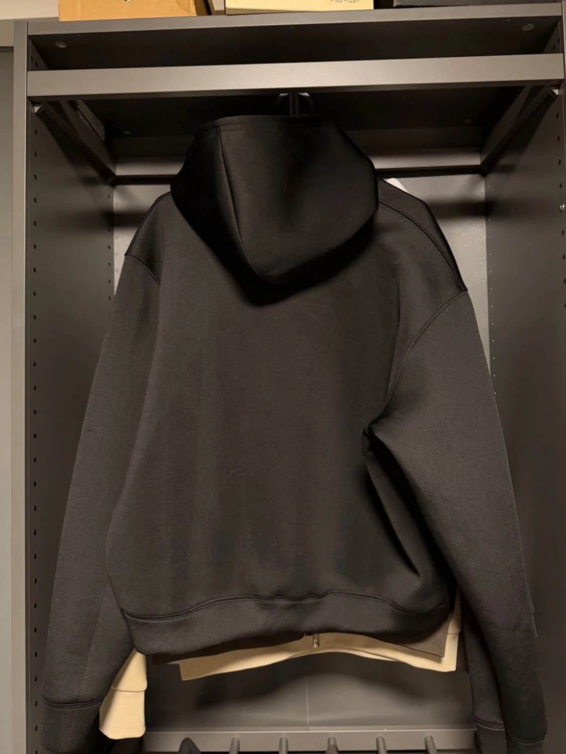 Svart basic hoodie med magficka - 1