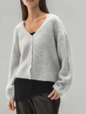 Ljusgrå kofta - Trendig grå kofta från Gina, använt ca 3 gånger perfekt till våren. Orginal pris 399. Säljer då jag inte har användning för den längre.💕