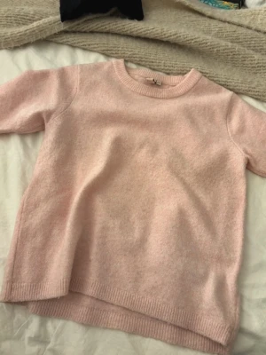 Stickad tröja - Använd fåtal gånger, mjuk i materialet och inte stickig 