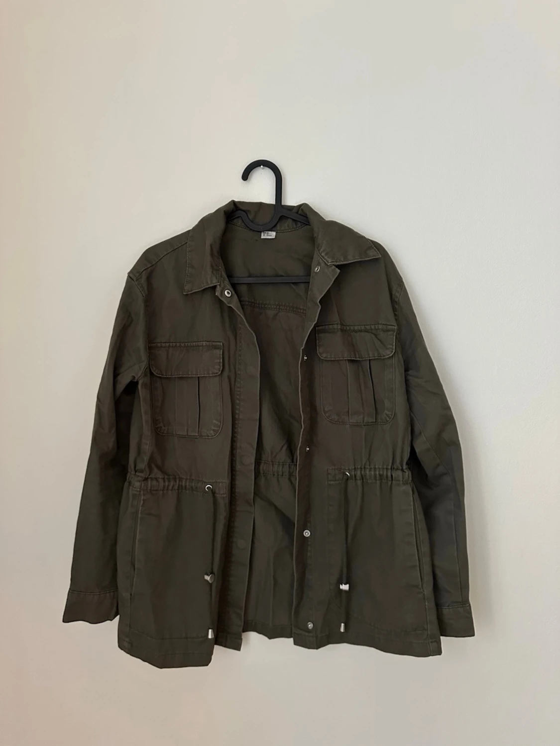 Olivgrön parkajacka med snörning - 1