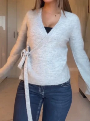 Stickad kofta  - Jättepopulär kofta som är stickad. Storlek xs, endast använd 1 gång.