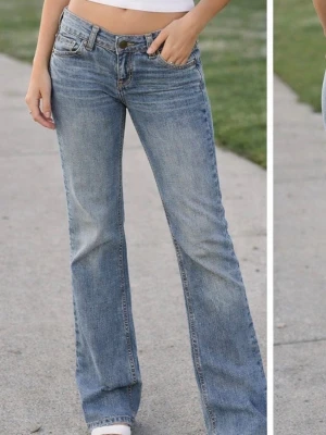 Blå 2000s bootcut jeans med slitningar - Säljer ett par blå bootcut jeans med lätt slitna detaljer och klassisk femficksdesign. Jeansen har låg midja och passar perfekt till någon som vill ha lite extra detalj på sin outfit, köpta på Vinted för 500 kr men aldrig andvända efter det eftersom att de inte var rätt storlek. Förra ägaren har klippt bort lappen och därför vet jag inte märket eller storleken men skulle tro att storleken är 36/38 beroende på hur man vill att dem ska sitta!😊