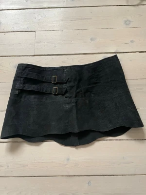 Svart minikjol - Lågmidjad svart minikjol i bra skick. Säljer pga att den tyvärr är för stor för mig