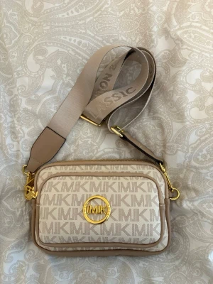 Beige axelväska  - Snygg beige axelväska. OANVÄND