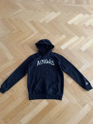 Adidas hoodie - En svart simpel adidas hoodie, storlek m. Jag fick den i present men då jag tyvärr inte gillar den längre så säljer jag den. Använd ett par gånger, nästan helt ny