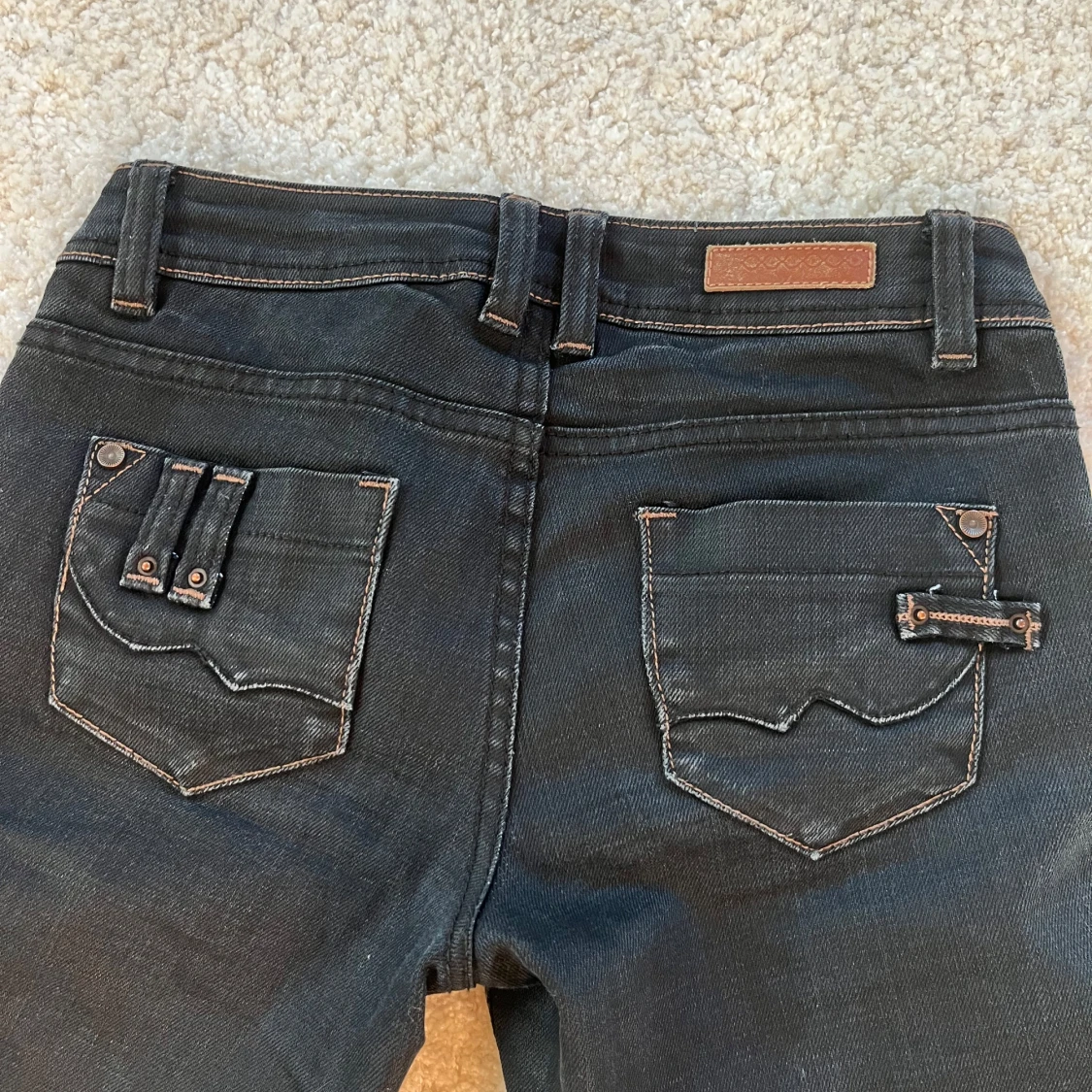 Svarta bootcut jeans 