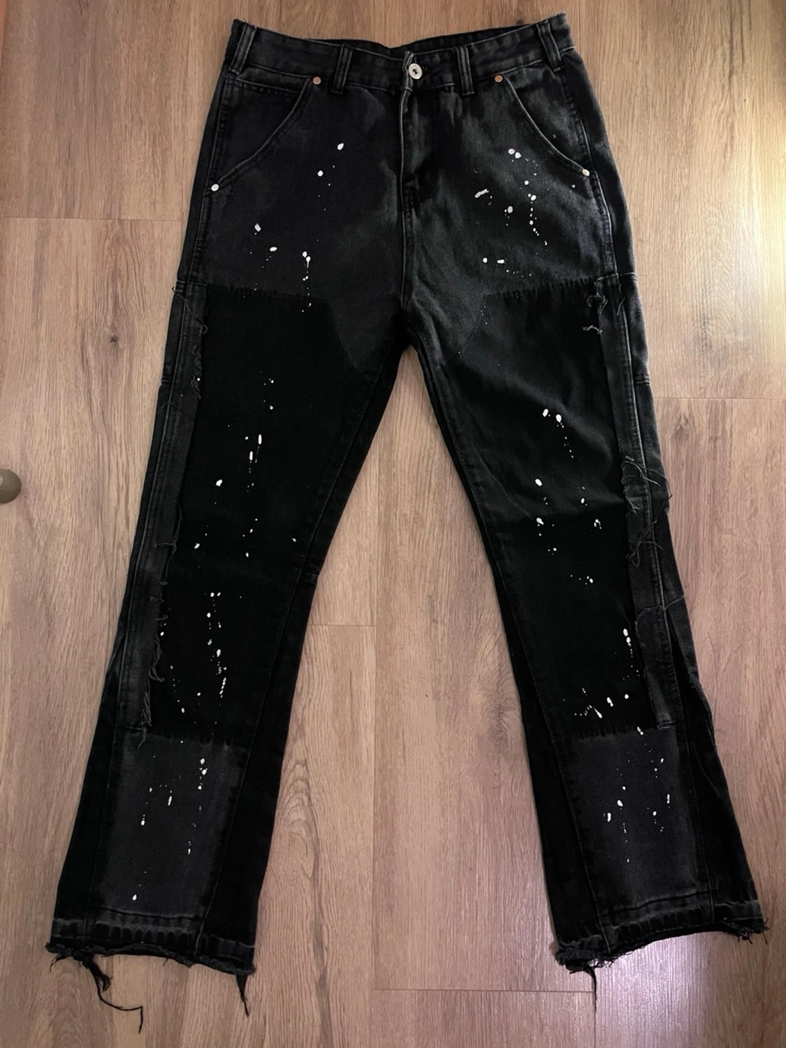 Svarta flared jeans med färgdetaljer – trendiga & unika
