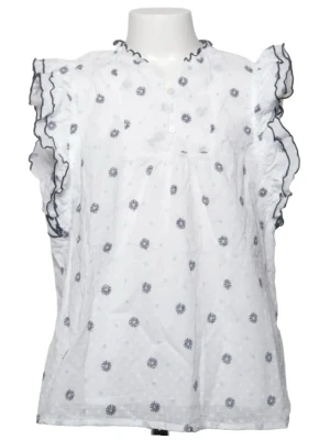 Vit blus med  blommor🩵 - Säljer en söt vit blus med blå blommor och volangdetaljer längs ärmarna, perfekt nu till våren och sommaren!🌸Blusen är i ett lätt och luftigt tyg men med flera lager så den är inte genomskinlig. Den är från Lindex i storlek 158/164 men passar som en xs/s.💕