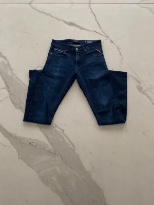 Replay jeans  - Snygga mörkblå slim fit jeans från Replay | Modellen på jeansen är Grover | mycket bra skick,  9/10 | storlek: W29 L32 | pris kan diskuteras!
