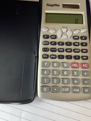 Sagitta vetenskaplig miniräknare - En vetenskaplig miniräknare från Sagitta med grå och svart design. Den har många funktioner för matematik och naturvetenskap, tydlig display och plastknappar i olika färger. Skyddande plastlock medföljer. 