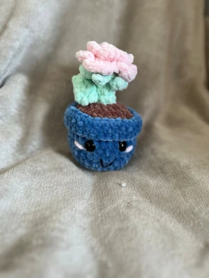 Virkat blomkruka med ansikte - Den är ca 16 cm hög 💗 obs blomkrukan har Säkerhetsögon som inte rekommenderas för barn under tre år! 