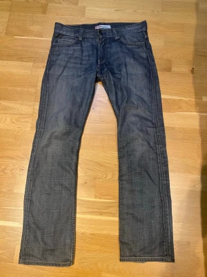 Levis 506 - Säljer nu ett par sjukt snygga levis 506 som är väldigt trendiga. Mörkblå nästan grå aktig färg som är sjukt snygg. Jeansen är i storlek 33/34. Hör av dig vid frågor.