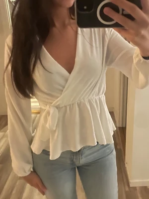 Vit blus - En jättevacker vit blus med en knytning på sidan från Missäy❤️endast använd en gång och är i storlek XS/S❤️
