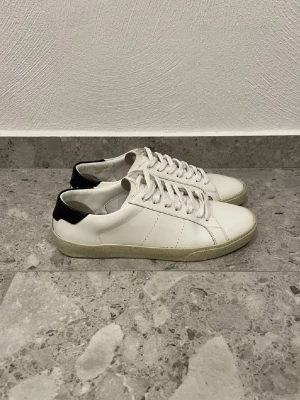 Saint Laurent Sneakers - Saint Laurent sneakers || Storlek 43 || Skorna är i mycket bra skick (se bilder) || Tveka inte på att höra av dig vid frågor eller funderingar 