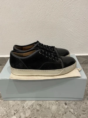 Lanvin Cap Toe  - Lanvin Cap Toe || Storlek UK 7 (EU 41) || Skorna är i mycket bra skick (se bilder) || Box och Dustbag medföljer || Tveka inte på att höra av dig vid frågor eller funderingar 