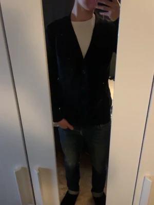 Blå cardigan  - Blå cardigan - Selected Homme - Storlek: S - Mycket fint, dock en knapp loss vid vänster ficka (se bild 4) - Mitt pris: 199kr - hör av dig vid funderingar 💫