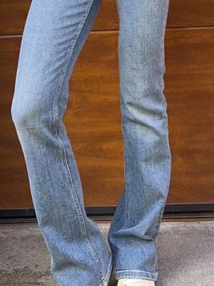 Bootcut jeans från Bershka - Säljer ett par ljusblå bootcut jeans från Bershka med klassisk femficksmodell och knappgylf. Jeansen har en snygg tvättad look och är tillverkade i bomull med lite stretch för extra komfort. Perfekta för en avslappnad och trendig stil. sitter jätte bra, lite stora i storlek 