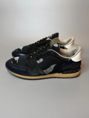 Valentino Rockrunner Skor - ‼️VI TAR EJ BYTEN‼️ Valentino Rockrunner sneaker | Skick: 8,5/10 | Storlek 43 fits 44 | ingår kort vid köp | Fraktar inom 24H efter köp på köparens bekostnad 📦💨 | Hör av dig vid minsta fråga eller fundering 💭 