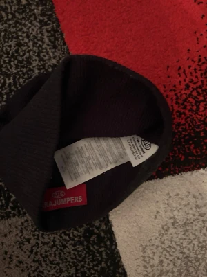 Mörkblå ribbstickad mössa Parajumpers - Snygg svart ribbstickad mössa från Parajumpers med uppvikt kant och klassisk logopatch framtill. Tillverkad i mjukt material som sitter skönt på huvudet och passar perfekt till kalla dagar.(ingen return)