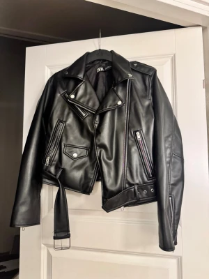 Svart skinnjacka från Zara  - I oanvänd skicka endast använd engång storlek S passar även en xs