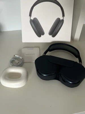 Apple AirPods Max - Snygga och moderna Apple AirPods Max i svart. Hörlurar med mjuka öronkuddar i oanvänt skick. Kontakta mig vid frågor eller funderingar.