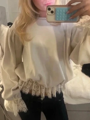 Beige sweatshirt med spetsdetaljer Zara - Slutsåld tröja från Zara, enbart testad!!