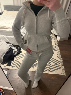 Russemerch kofta - Ljusgrå Russemerch zip hoodie i storlek xs. Tröjan har ett ynka hål (se bild 4) pga att min hund bet i tröjan. Utöver de är den i bra skick! Nypris för tröjan är 750kr och jag går tyvärr inte ner i pris:)💕💕💕💕💕