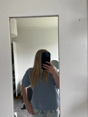 Ljusblå stickad t-shirt från Gina - Säljer en ljusblå stickad t-shirt med korta ärmar och rund hals. Tröjan har en avslappnad passform och är perfekt för lager på lager. Materialet känns mjukt och bekvämt mot huden. Lite nopig men syns knappt💕💕